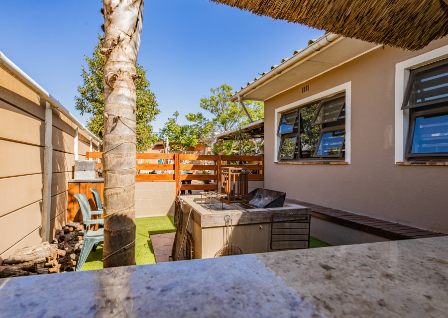 5 Bedroom Property for Sale in Peerless Park Western Cape